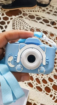 Foto de cliente: Câmera azul com cordão na mão do cliente